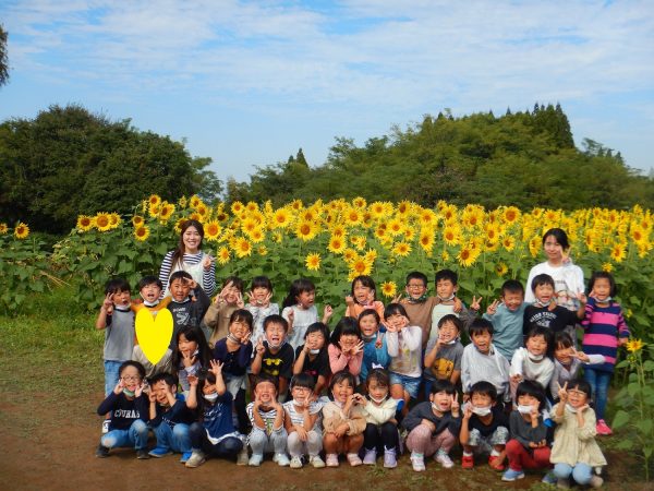 ひまわり畑の前で集合写真