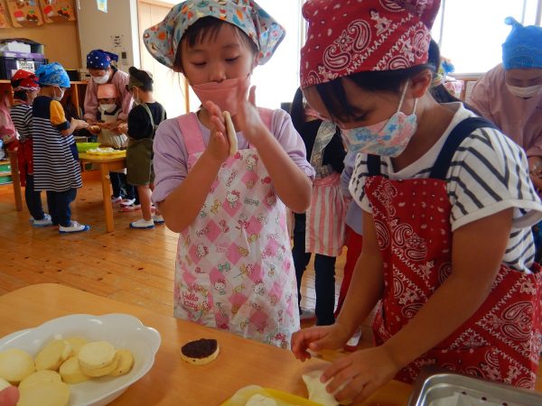 いきなり団子を作る園児たち