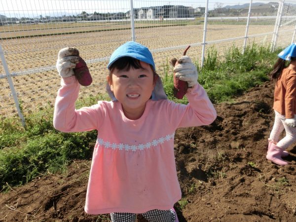 芋を持った園児